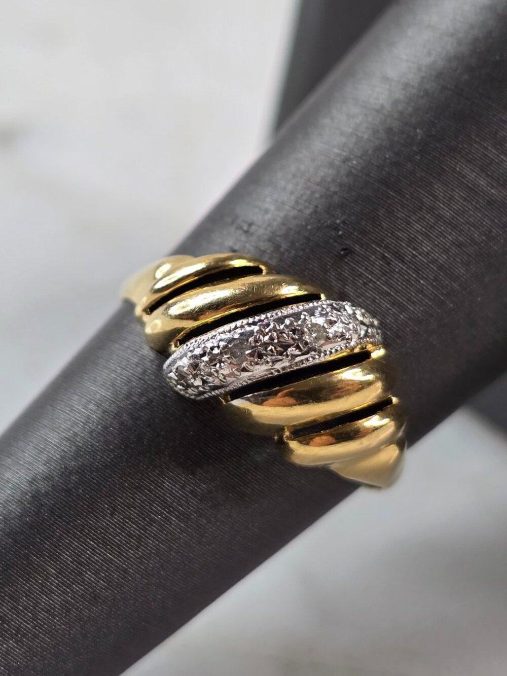 Womens Vintage Estate 18K Gold Modernist Diamond Ring 1.8g  E5167